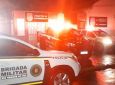 Jovem de 22 anos morre após bater moto contra parada de ônibus durante fuga da Brigada Militar em São Leopoldo