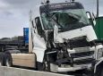 Colisão entre carretas carregadas de aço destrói cabine e causa longo congestionamento na BR-116, em São Leopoldo